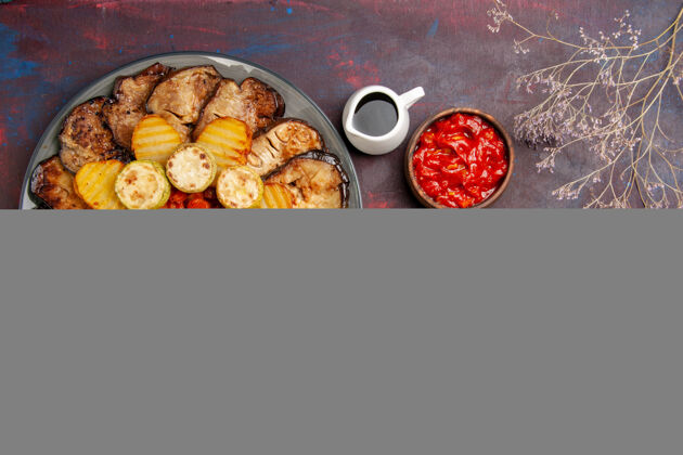 茄子俯瞰美味的烤蔬菜土豆和茄子在黑暗的背景下烤箱烹饪烤蔬菜土豆烹饪烤箱