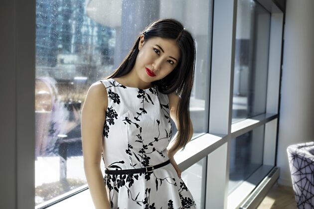 健康亚洲女模特穿着一件时尚性感的白色连衣裙新鲜黑发化妆