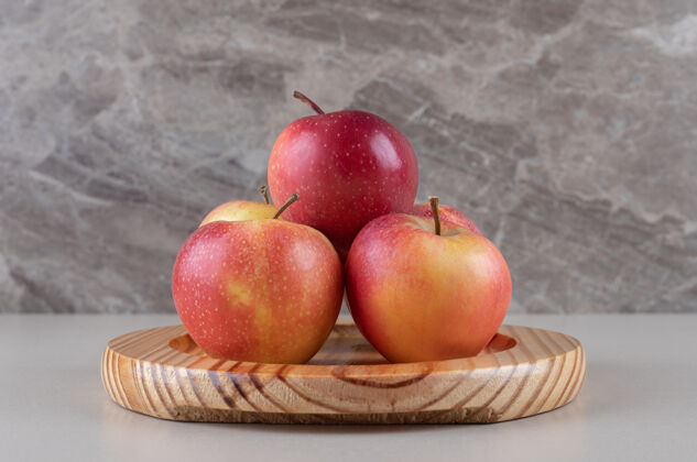 饮食美味的苹果捆在大理石盘上健康天然水果