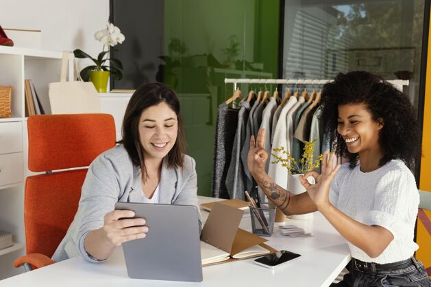 时尚服装个人购物者在办公室与客户服装店个人购物者平板电脑