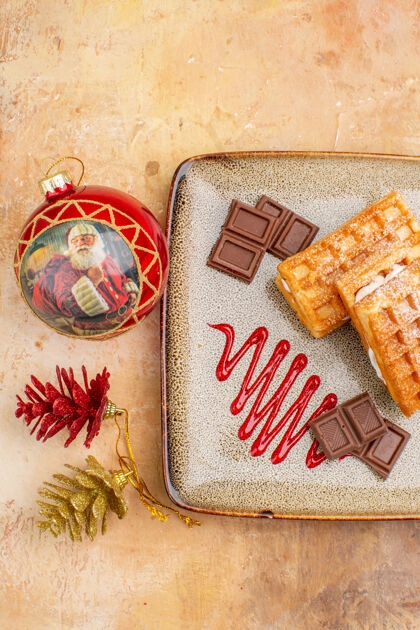 甜点俯瞰美味的华夫饼与巧克力条在棕色的背景饼干圣诞节巧克力