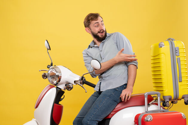 摩托车旅游概念与年轻的情感胡须男子坐在摩托车上它回顾黄色车辆旅行成人