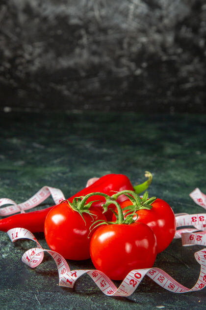 颜色新鲜西红柿 红辣椒和米的垂直视图 深色表面有自由空间辣椒食物新鲜