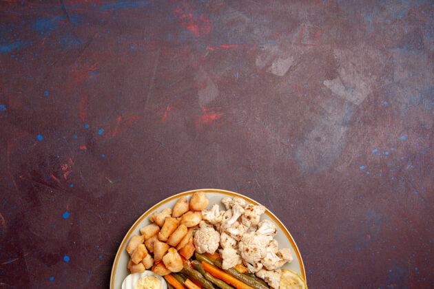 晚餐顶视图煮熟的蔬菜与鸡蛋粉上一个深紫色的空间甲壳类动物烹饪顶部