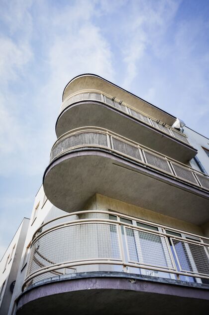 建筑垂直低角度拍摄的公寓楼阳台高层公寓城市