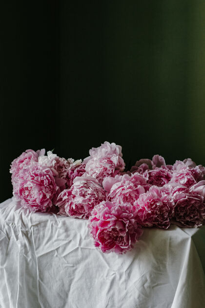 情人节垂直拍摄美丽的粉红色牡丹盛开粉彩在一张桌子上粉彩粉红色开花
