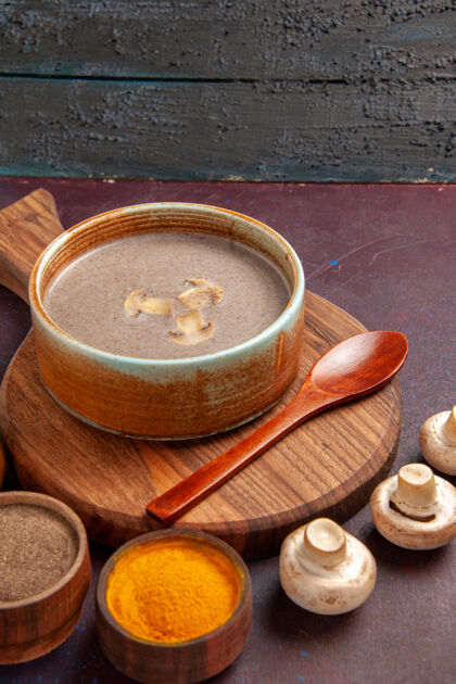 咖啡前视蘑菇汤搭配不同调味料的黑暗空间前面容器