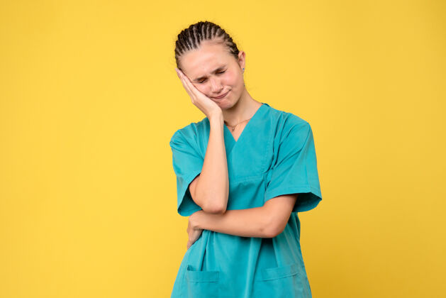 压力正面图女医生穿着医用衬衫紧张 健康情绪护士covid-19病毒色医院人肖像颜色
