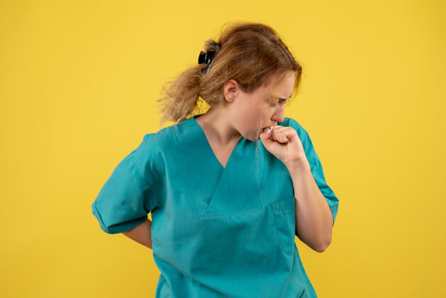 医院正面图黄色办公桌上穿着医用衬衫的女医生健康医生covid-19彩色医院护士黄色疾病护士