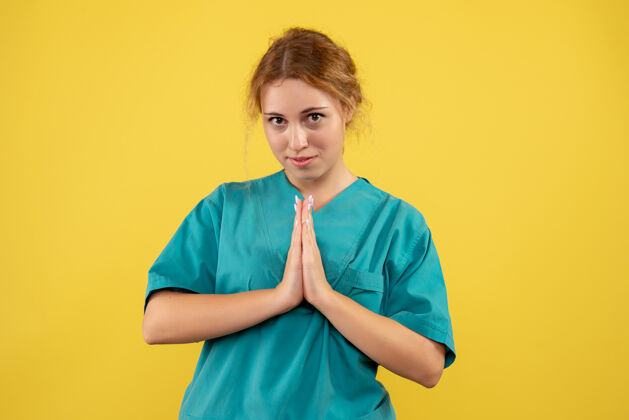 女性前视图穿着医疗衬衫的女医生 健康医生 彩色医院护士健康快乐医疗