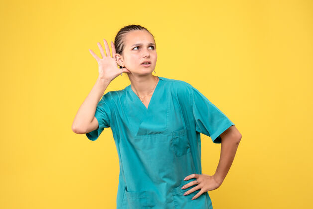 女人正面图女医生穿着医用衬衫 医院护士covid-19色健康病毒黄色颜色人