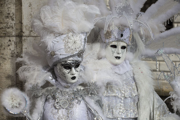 威尼斯人在举世闻名的狂欢节上 一对身着美丽礼服 戴着传统威尼斯面具的情侣表演神秘娱乐