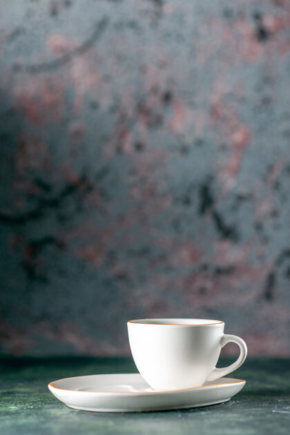 前面前视图茶杯在白色盘子上深色墙壁上的彩色仪式早晨照片面包杯饮料颜色浓缩咖啡杯子