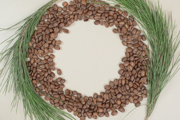 自然一束咖啡豆 灰色表面上有树枝杯子树枝杯子