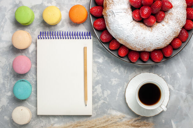 茶顶视图美味草莓派与麦卡龙灯草莓笔记本咖啡