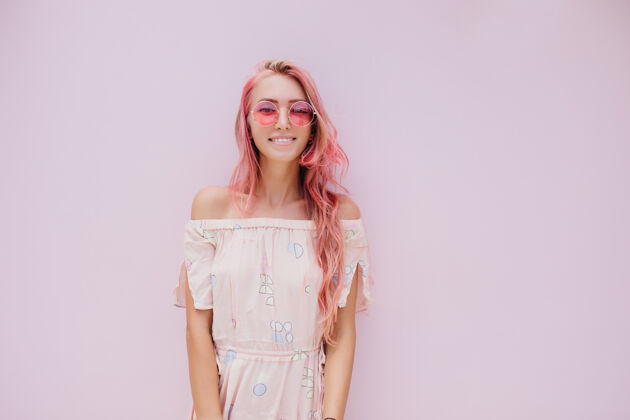 粉色头发苗条漂亮的女人 长着粉红色的头发 带着温柔的微笑模特年轻卷发