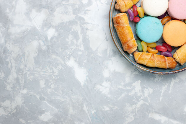 杏仁饼俯瞰白色面包圈的法式马卡龙蛋糕饼干肉桂