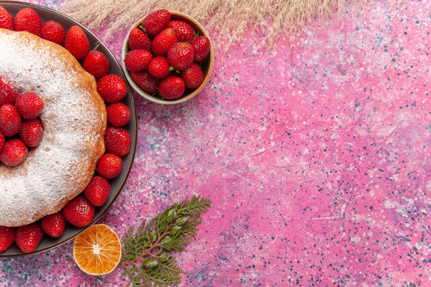 美味顶视图美味草莓馅饼与糖粉淡粉色碗盘子蛋糕