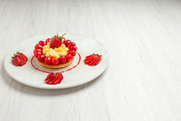 可食用水果前视小蛋糕与水果在盘子里放在白色桌子上蛋糕甜点水果盘子蛋糕葡萄干