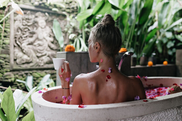 人优雅的欧洲女人沐浴在玫瑰花瓣上品茶的画像休闲人类年轻
