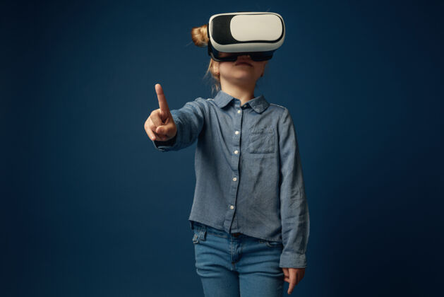 Vr穿着牛仔裤和衬衫的小女孩戴着虚拟现实耳机眼镜现实娱乐人