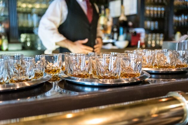 玻璃酒吧里装满威士忌的玻璃杯特写镜头酒吧聚会朗姆酒