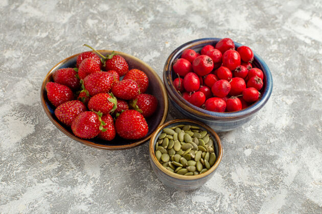 多汁正面图白色桌上新鲜的红色草莓新鲜的野生植物颜色的水果浆果新鲜前水果