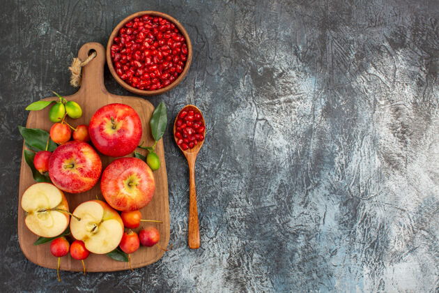 食品远眺石榴石榴籽勺苹果樱桃板草莓浆果汤匙