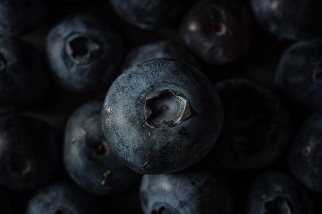 收获许多蓝莓一个接一个的特写镜头背景水果甜点