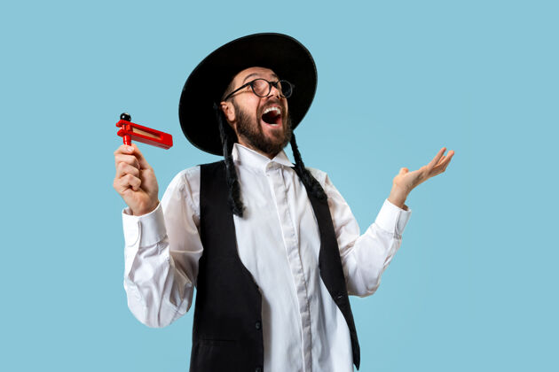 传统一个年轻的东正教犹太男子的画像犹太教帽子以色列