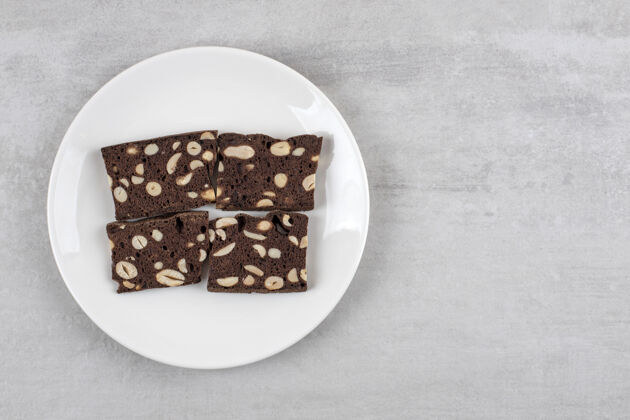 卡路里自制巧克力布朗尼放在盘子里 放在大理石桌上自制布朗尼零食