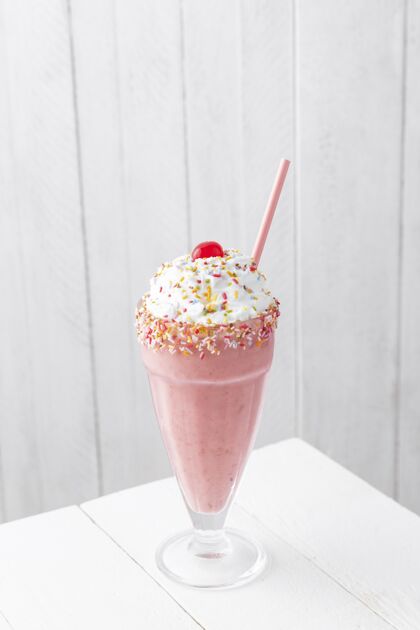 草莓奶昔桌上有草莓奶昔水果美味饮料草莓