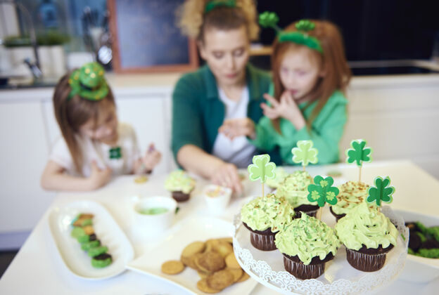 爱尔兰文化一家人庆祝圣帕特里克节家庭准备散焦