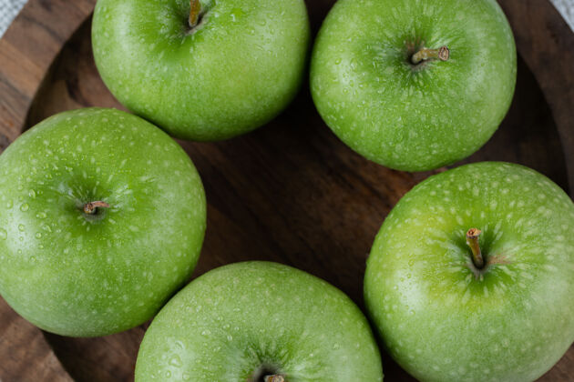 美味把苹果孤立在一个朴素的木盘上食物健康收获