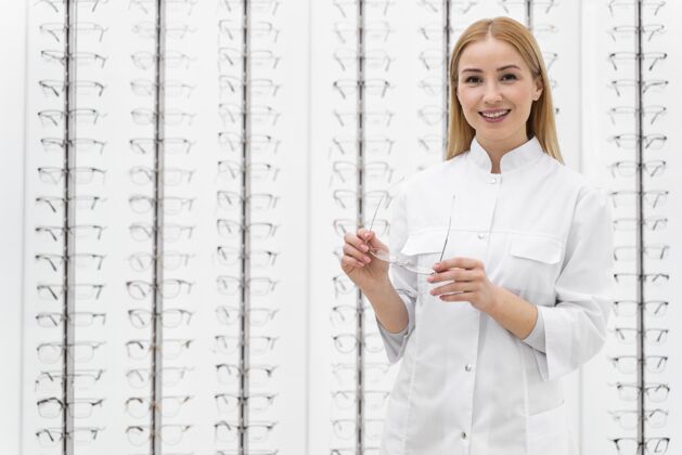 视力在商店工作的员工眼镜室内光学女人