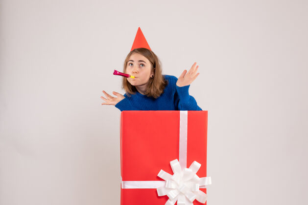 情感正面图红色礼品盒内的年轻女性盒子年轻的女性圣诞节