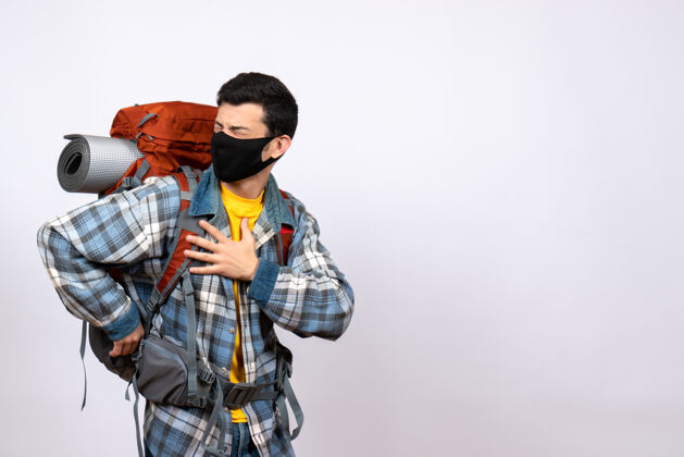 人正面图：背着背包 戴着口罩 胸口疼痛的男性旅行者帽子摄影师生活方式