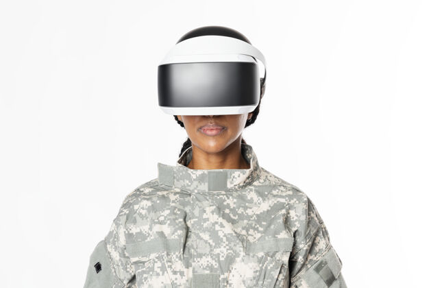 军队女军人戴着vr头戴军工科技仿真眼镜耳机