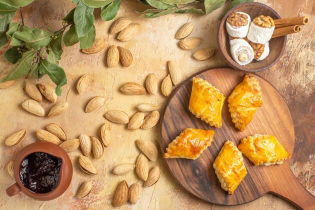 传统顶视图美味坚果蛋糕与坚果上的木制背景糕点面包美食