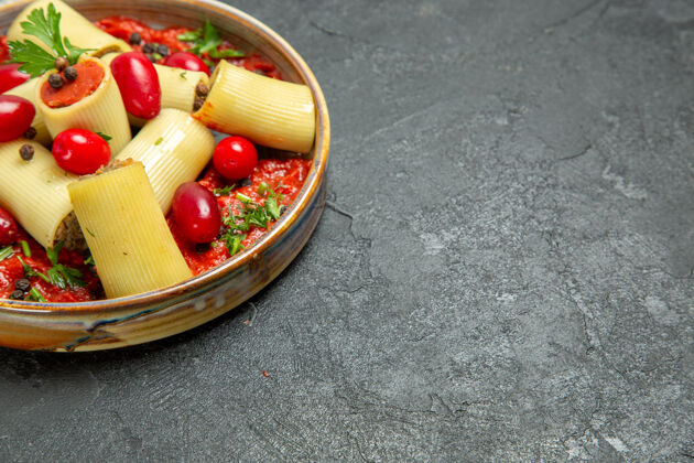 水果前视图煮熟的意大利面食美味的肉和番茄酱面团上的灰色地板面食肉酱食物食品面食美味