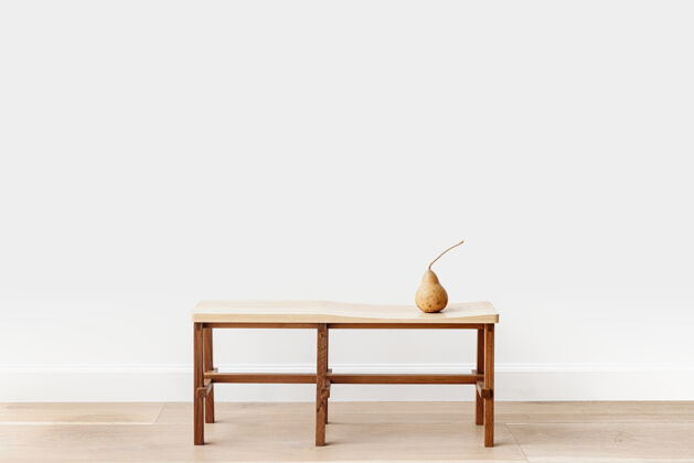最小在一间白色的房间里 棕色的梨放在木凳上木地板木长凳简单