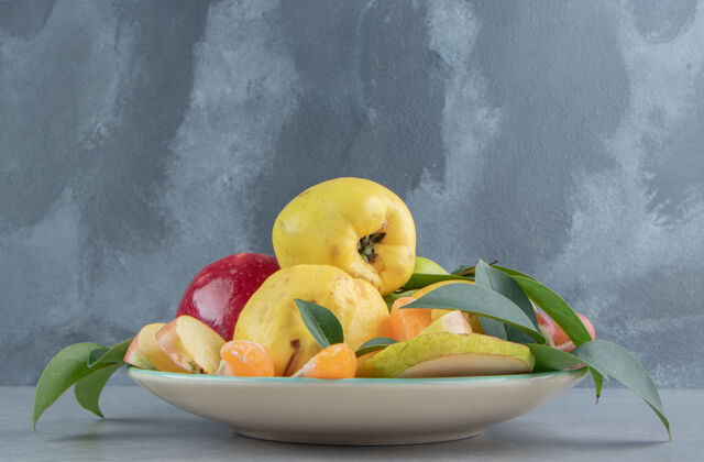 什锦在大理石上放着一堆水果的盘子营养饮食美味
