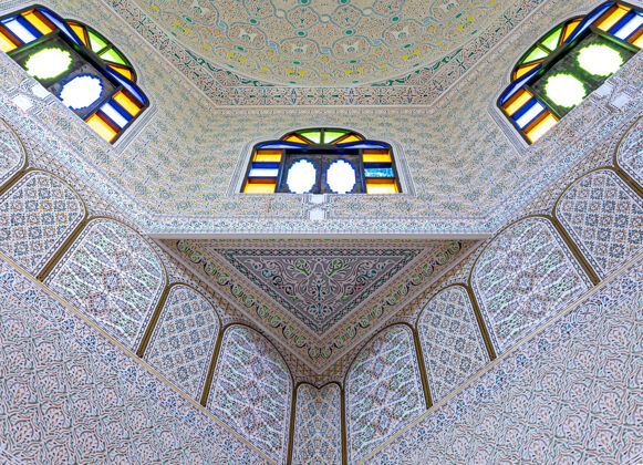 天花板天花板的底视图 彩色玻璃窗和许多传统东方风格的装饰和细节伊斯兰清真寺彩色玻璃