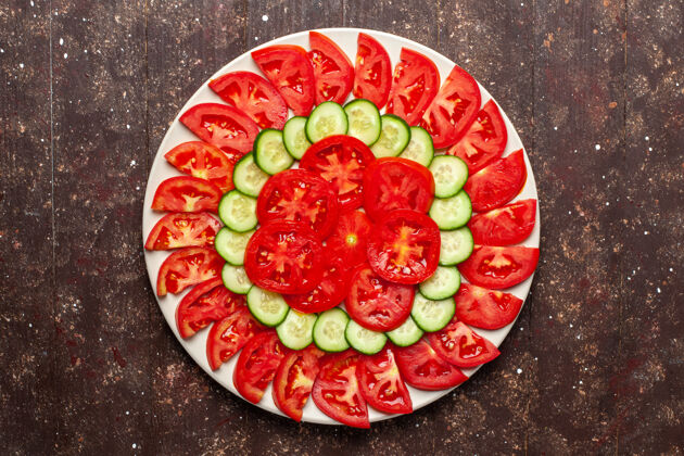 番茄顶视图新鲜的红色西红柿切片黄瓜新鲜沙拉棕色空间沙拉水果切片