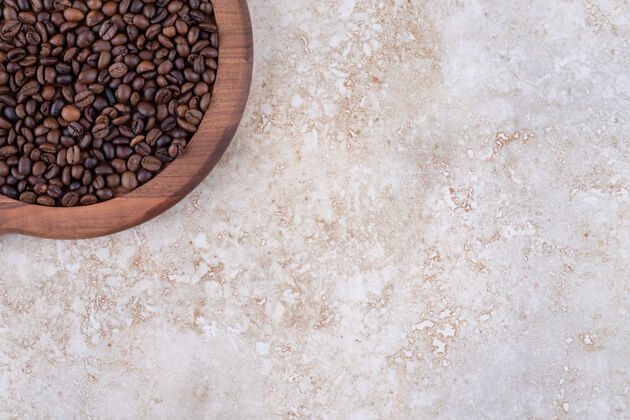 咖啡豆堆在木托盘上美味芳香豆子