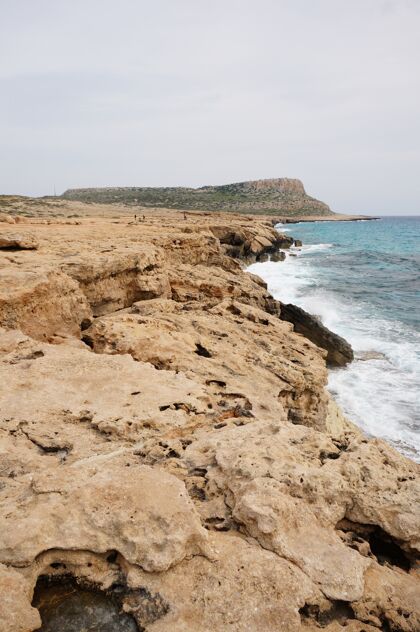海岸线塞浦路斯白天岸边的大石头海岸岩石沙滩