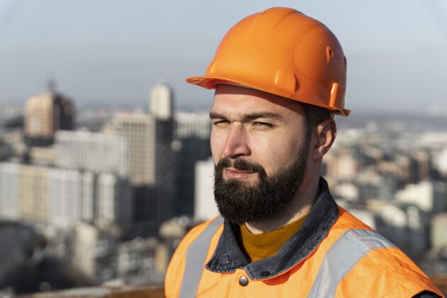 设备特写戴头盔的人人建筑工人头盔
