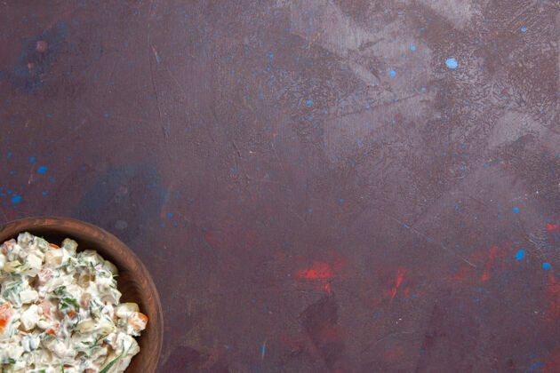 食物顶视图：在黑暗的桌子上 盘子里放着鸡肉的玛雅奈斯沙拉桌子鸡肉梅耶奈斯