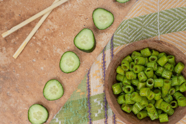提神台布上的绿色潘恩面食和黄瓜片高质量的照片美味佩恩烹饪