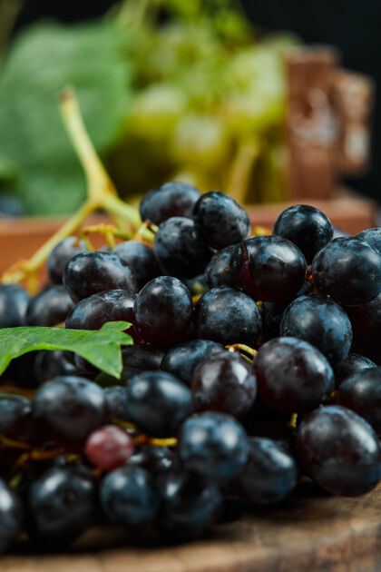 大自然木盘上一簇黑葡萄 特写高质量照片黑的成熟的四季的